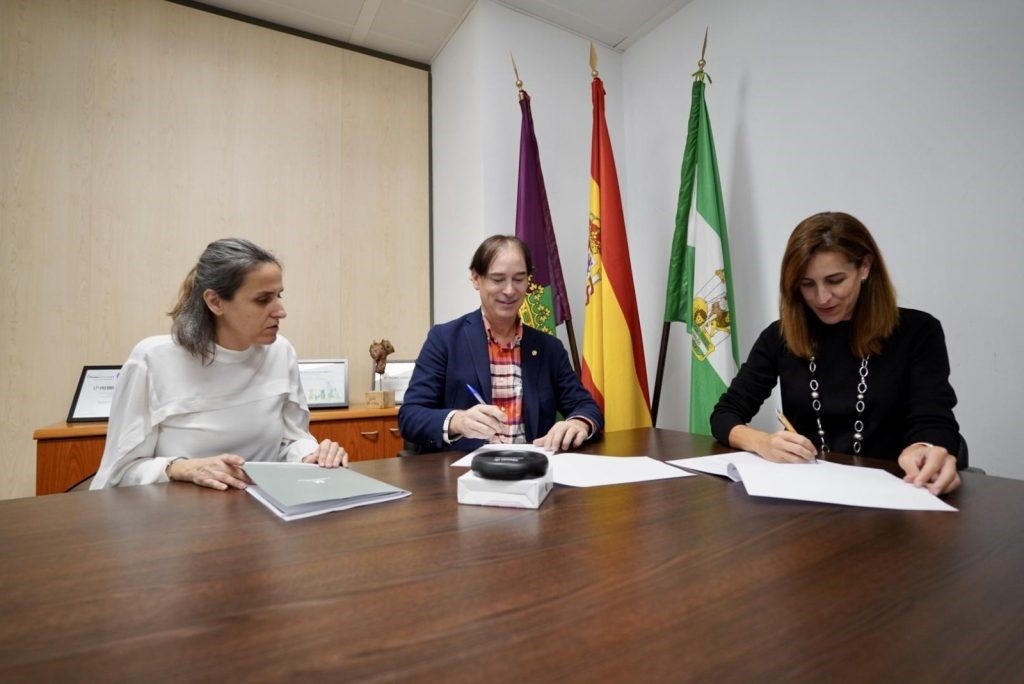 El Ayuntamiento de Málaga y el Colegio de Veterinarios renuevan el convenio de gestión del registro municipal de animales de compañía