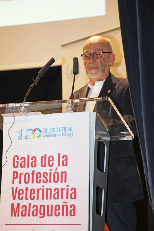 Los veterinarios de Málaga reconocen con su máxima distinción a Miguel Ángel Pezzi por su visión integradora de la salud pública