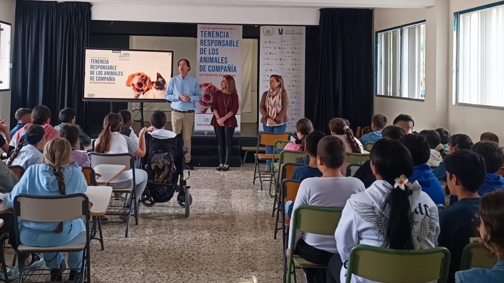 Juan Antonio de Luque explica en qu&eacute; consiste la tenencia responsable de animales de compa&ntilde;&iacute;a a alumnos del CEIP &ldquo;Severo Ochoa&rdquo; de M&aacute;laga