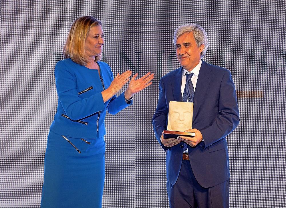 Juan José Badiola recibe el 'Premio Personaje Único 2019' del diario ‘El Mundo de Castilla y León’
