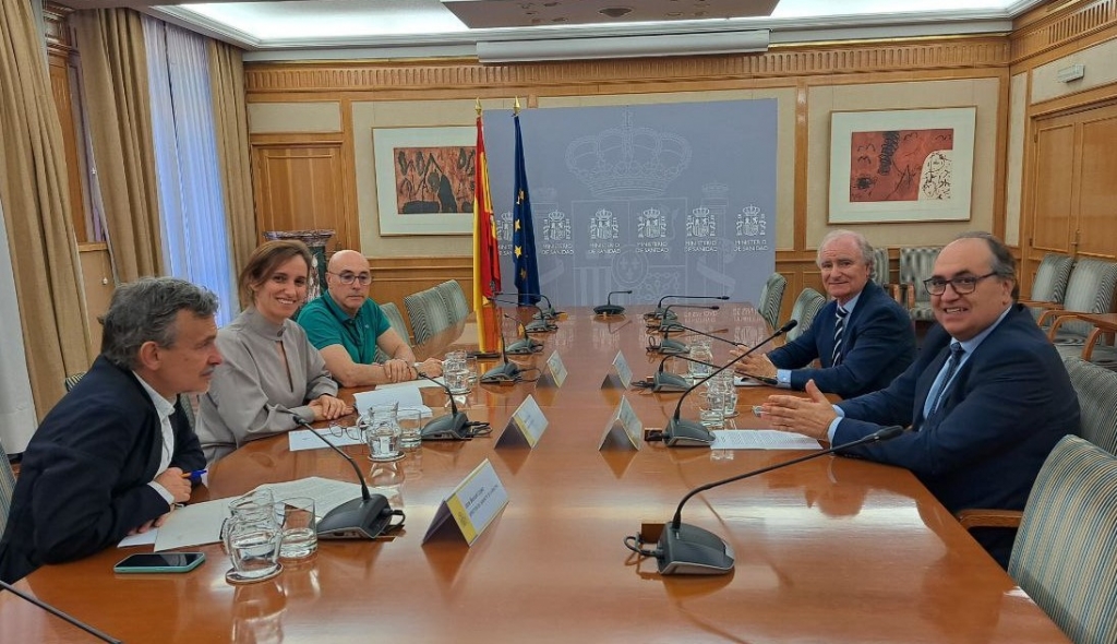 La ministra de Sanidad se interesa por las demandas de la profesión veterinaria en una reunión con el presidente de la OCV