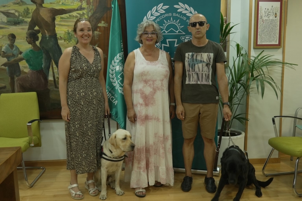 Acuerdo entre el Colegio de Murcia y los usuarios de los perros guía para mejorar los cuidados básicos de los animales 
