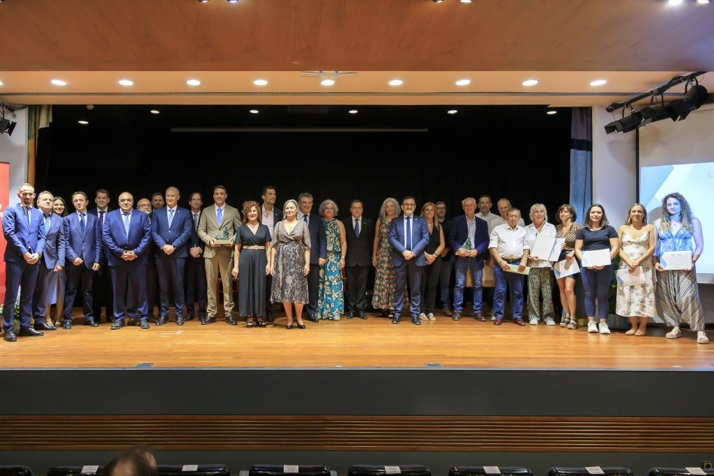 El Colegio de Murcia entrega su medalla de oro al Consejo General de Colegios Veterinarios de España
