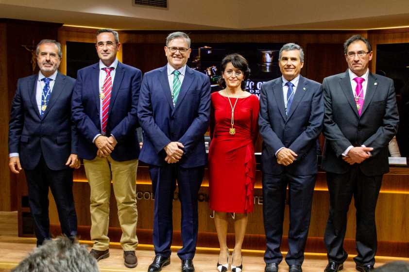 La nueva junta directiva del Colegio de Jaén, liderada por Francisco Javier Chavernas, toma posesión de sus cargos