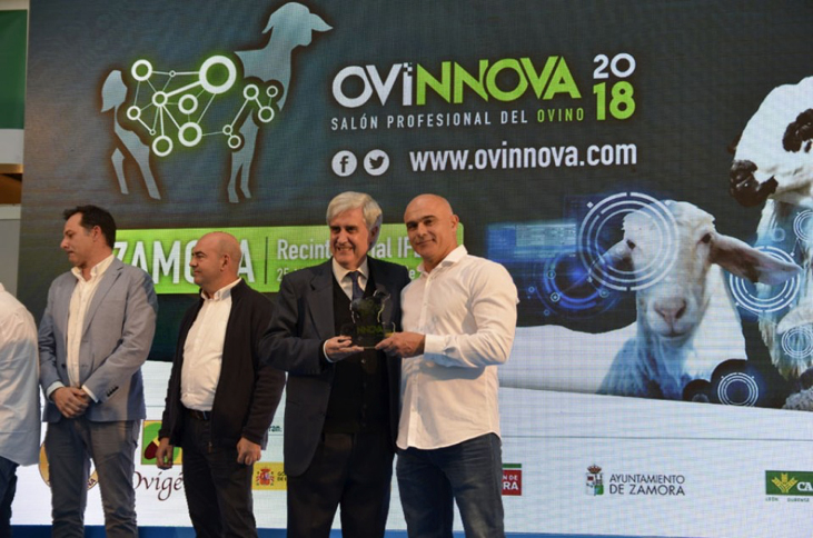Juan José Badiola, presidente del Consejo, y Victorino Lobo, presidente del Colegio de Zamora, entregaron los Premios a la Innovación en Ovinnova