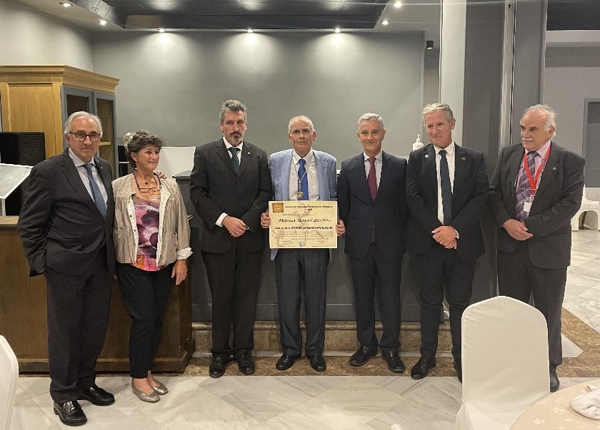 Rafael Calero Carretero, galardonado con la Medalla Quirón Española por su contribución al conocimiento de la historia de la Veterinaria