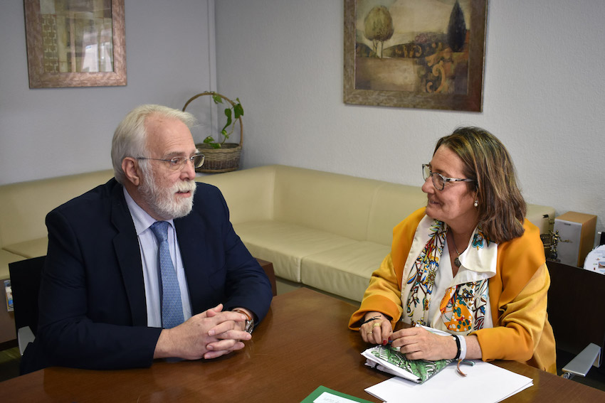 Miembros de la Junta Directiva del Colegio sevillano se reúnen con la nueva Delegada de Salud en Sevilla de la Junta de Andalucía