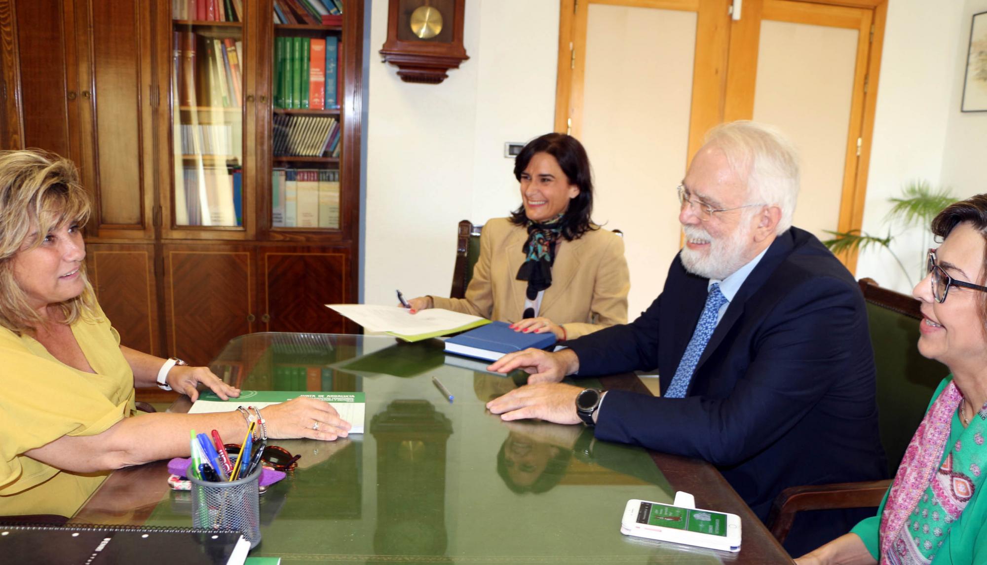 Educación abrirá las puertas a los veterinarios para llevar la tenencia responsable de animales a los centros educativos sevillanos