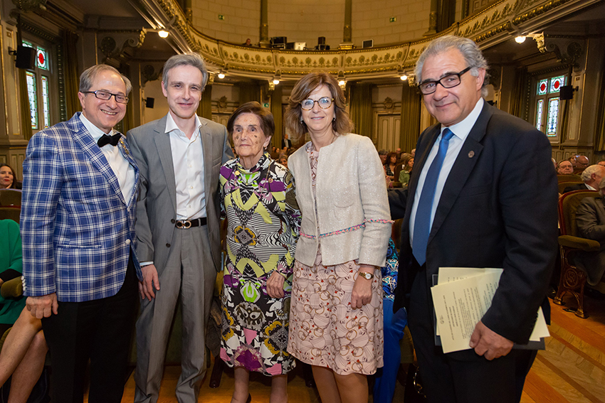 Entrega de distinción de Honor por parte de la Academia de Ciencias Médicas de Bilbao a la Veterinaria Angélica Orue Zubiaur