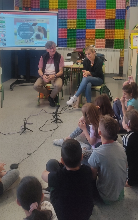 Veterinarios de Salamanca intervienen en un programa de radio escolar para explicar en qué consiste la tenencia responsable