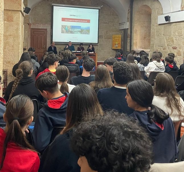 La veterinaria salmantina Luc&iacute;a Vicente explica a alumnos de ESO y Bachillerato las salidas laborales de la profesi&oacute;n