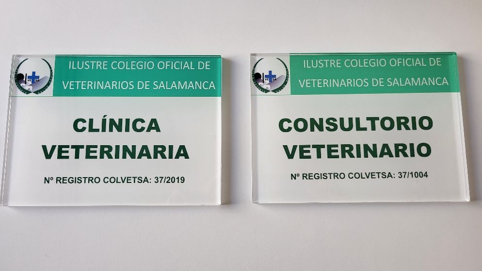 Los centros veterinarios de Salamanca lucen una placa identificativa a la entrada proporcionada por el Colegio