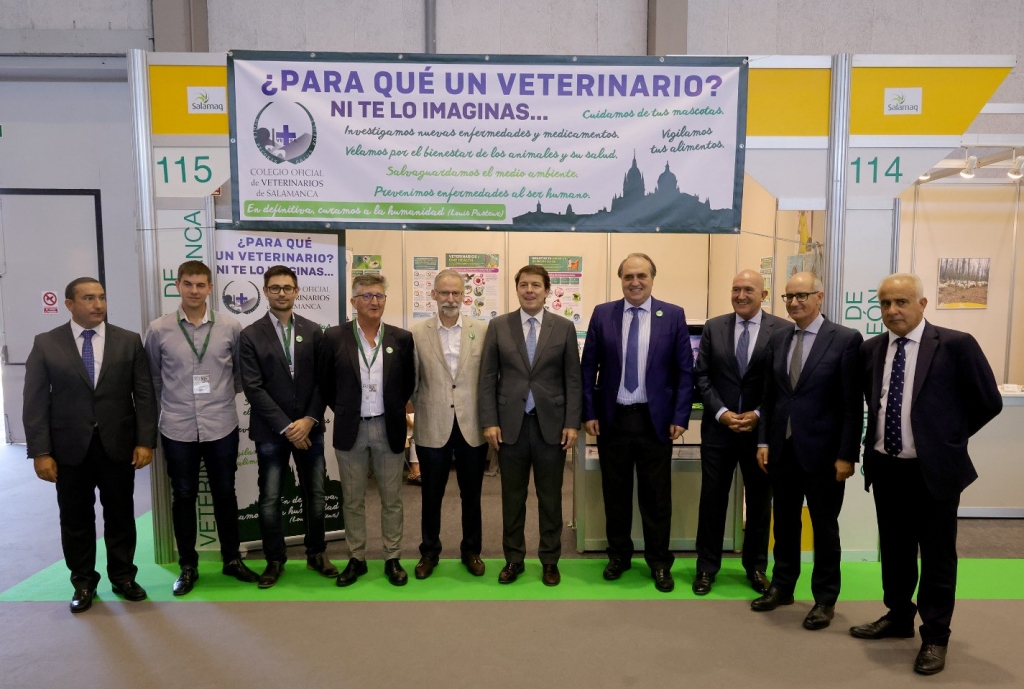 Luis Alberto Calvo visitó el stand del Colegio de Veterinarios de Salamanca en la feria Salamaq 22