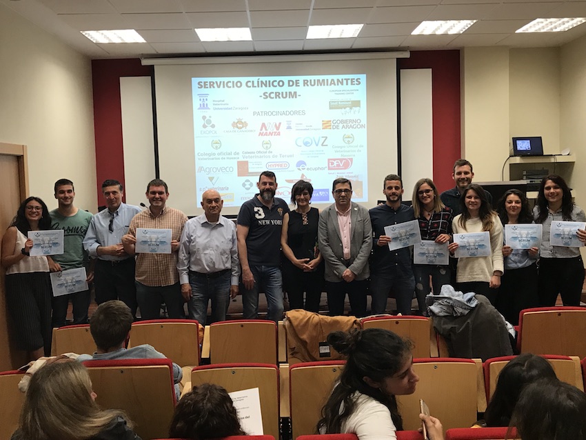 Exposición de casos clínicos de los estudiantes de la Facultad de Veterinaria en la sede colegial