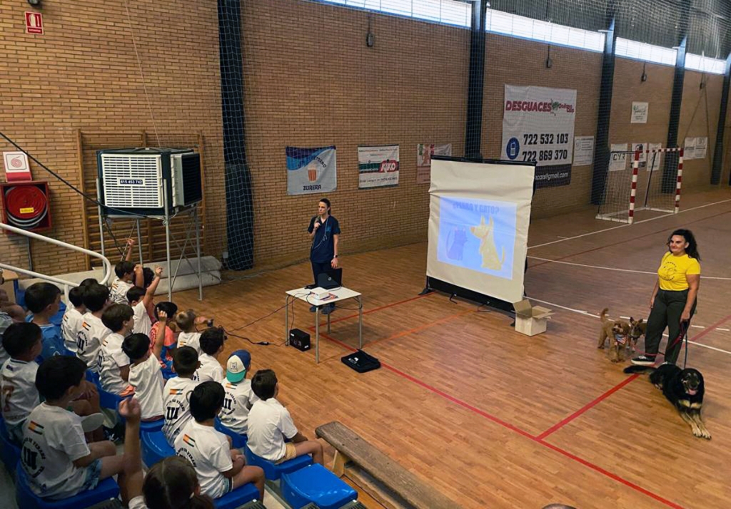 Más de un centenar de niños de Pilas asisten a un ciclo de charlas sobre tenencia responsable de animales organizadas por el Colegio de Sevilla