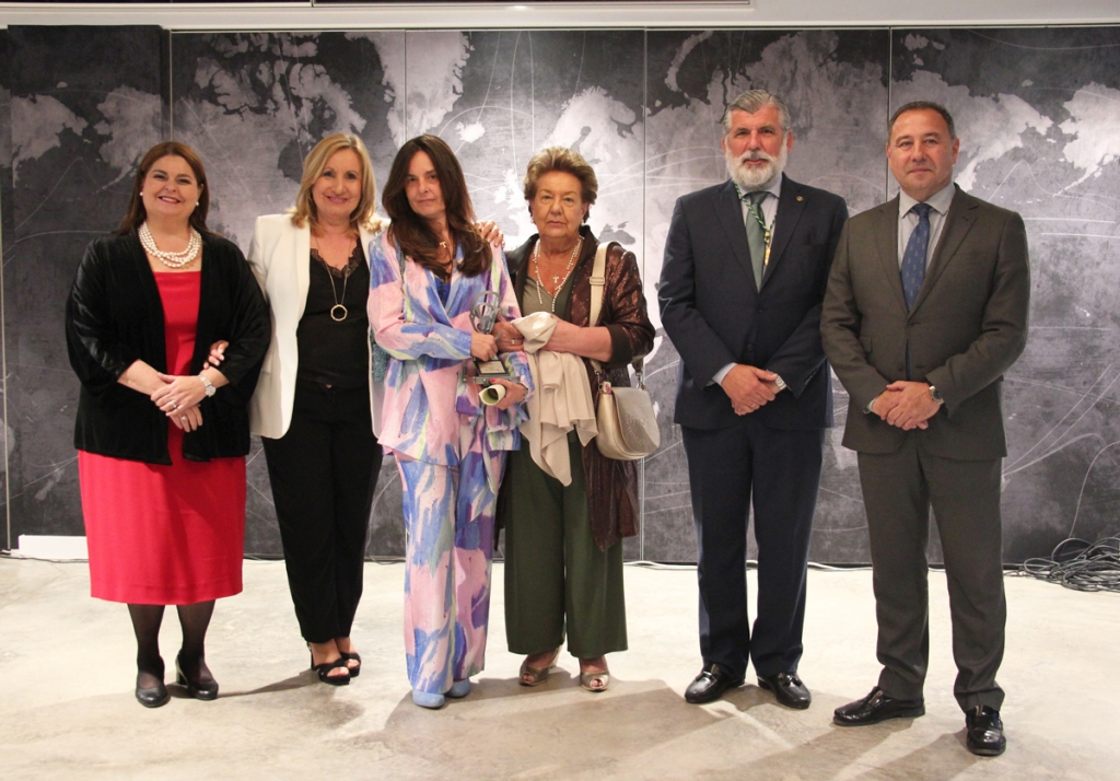 La ganadera Olga García Jiménez recogió el trofeo del Colegio de Sevilla al mejor toro de la pasada Feria de Abril