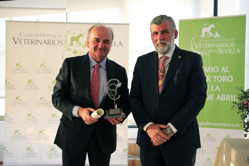Santiago Domecq recibió el trofeo de manos del presidente colegial