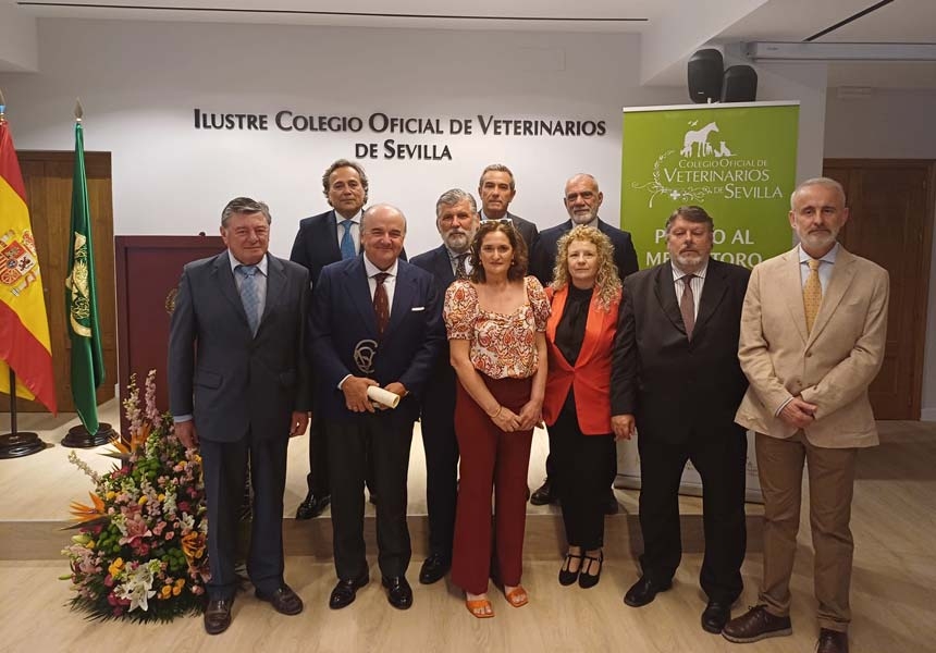 El ganadero Santiago Domecq recibió el Premio al Mejor Toro de la Feria de Abril de 2024 promovido por el Colegio de Sevilla