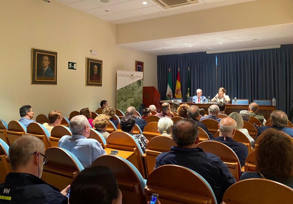 El veterinario y escritor Rafael Romero Rincón presentó su libro de cuentos en el Colegio de Sevilla