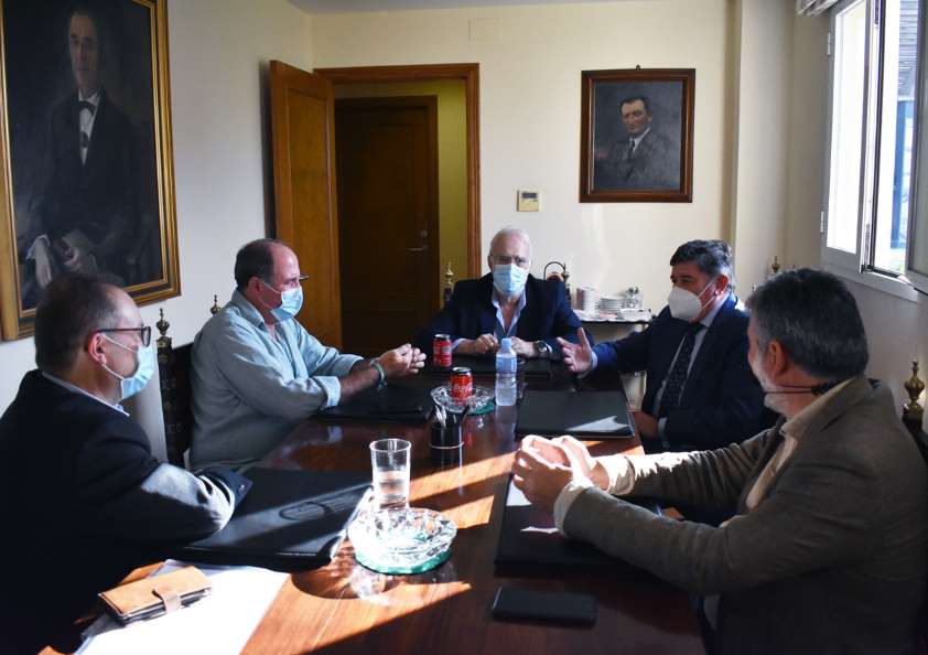 Veterinarios y farmacéuticos de Sevilla mantienen un encuentro para tratar cuestiones de interés común