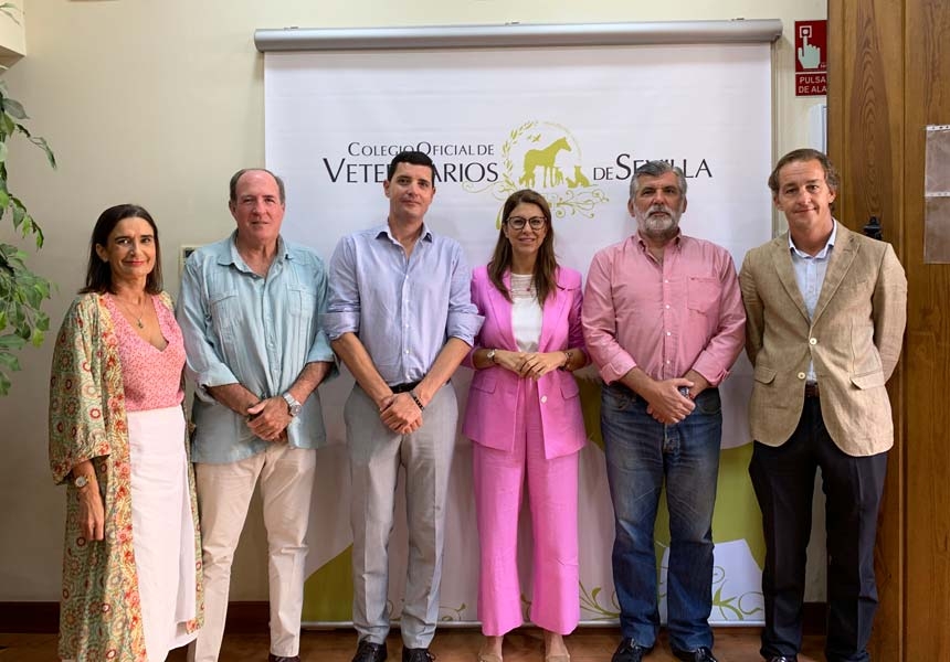 El presidente colegial y la delegada de Salud (segundo y tercera por la derecha), junto a los asistentes al encuentro