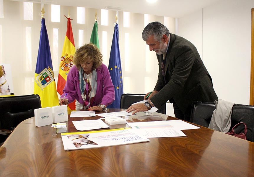 La alcaldesa y el presidente colegial rubrican el acuerdo