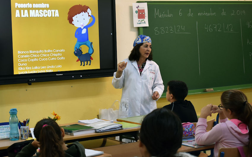 Los alumnos del C.E.I.P. San Juan de Ribera, de Sevilla, asisten a las charlas sobre “Tenencia Responsable de Animales”