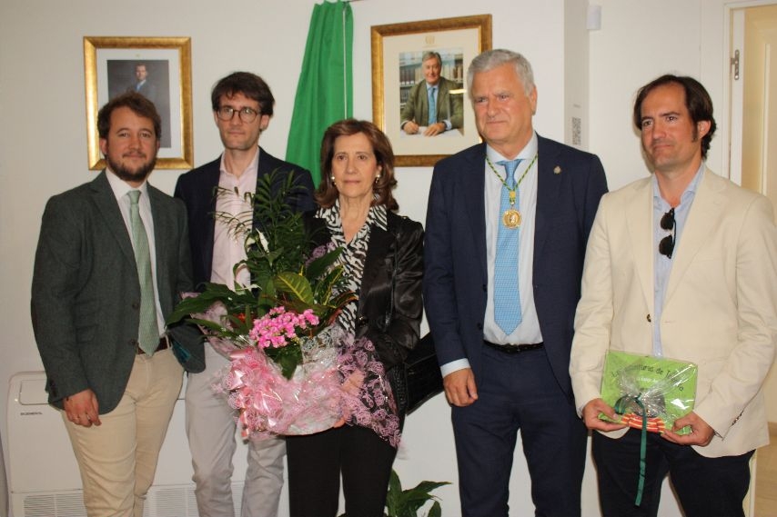 La esposa de García Alía y sus hijos, con el presidente colegial y junto a la imagen