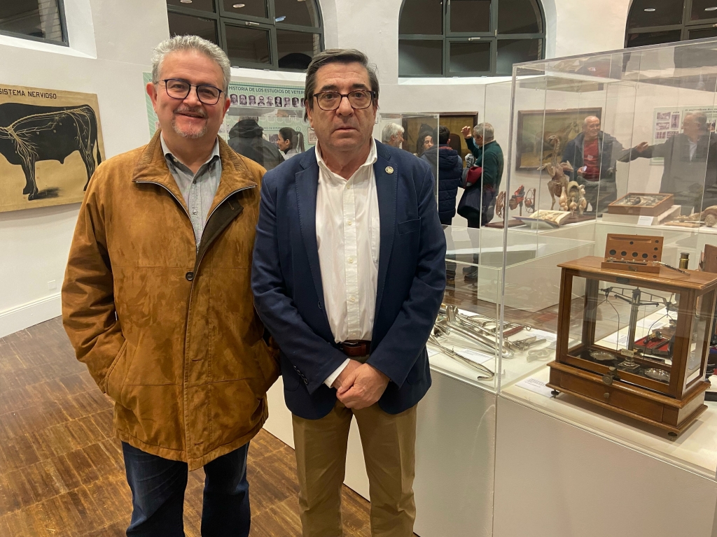 Los colegios de veterinarios de Aragón, en la inauguración de la exposición '175 años de Veterinaria en Zaragoza'