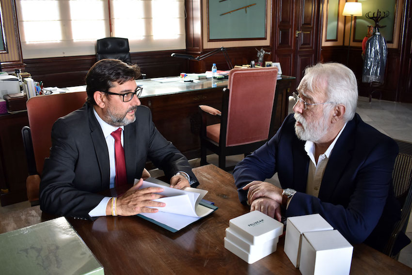 Utrera  renueva su convenio con el Colegio de Sevilla para la identificación de animales de compañía