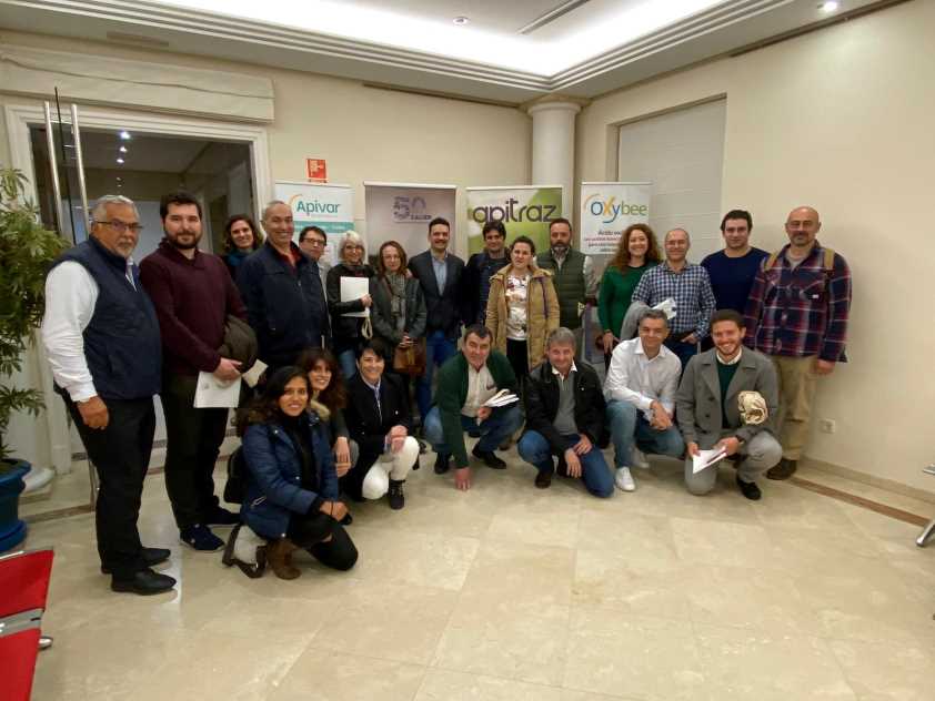 La sanidad, la enfermedades y el manejo de las colmenas protagonizan una jornada de los veterinarios especialistas en producción apícola