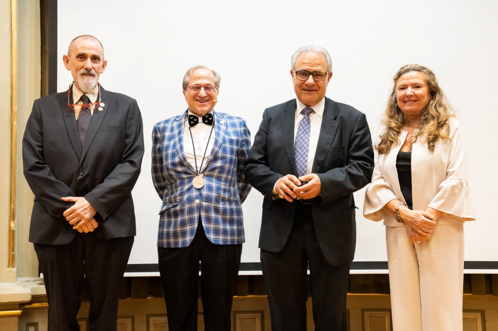 La Academia de Ciencias Médicas de Bilbao distingue al veterinario Francisco Dehesa