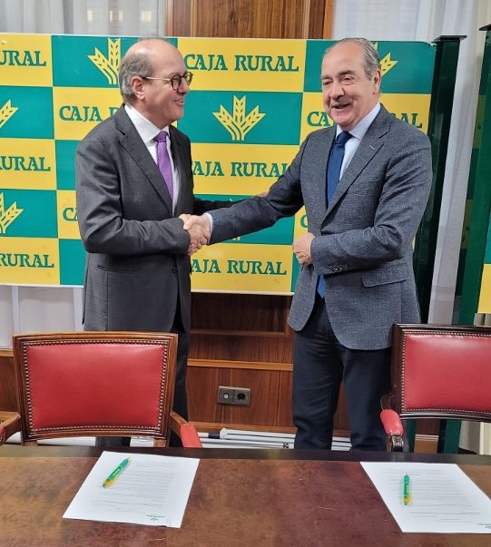 Victorio Lobo y Cipriano García, tras la rúbrica