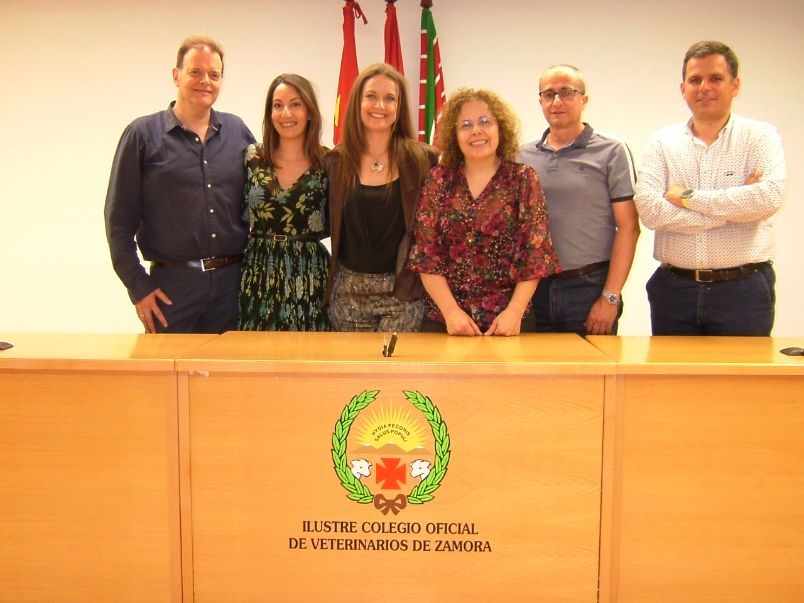 Elena Laguno (tercera por la izquierda), con cinco componentes de la junta