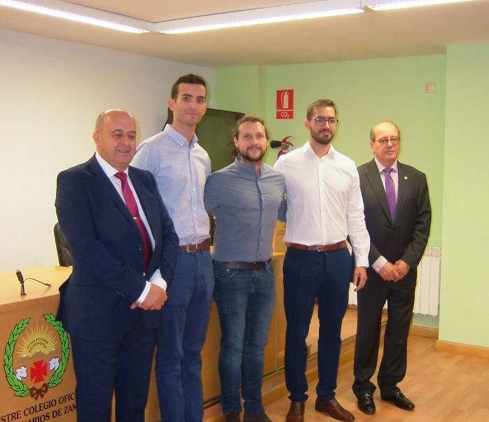 Los galardonados, entre el representante de Caja Rural de Zamora y el presidente del Colegio