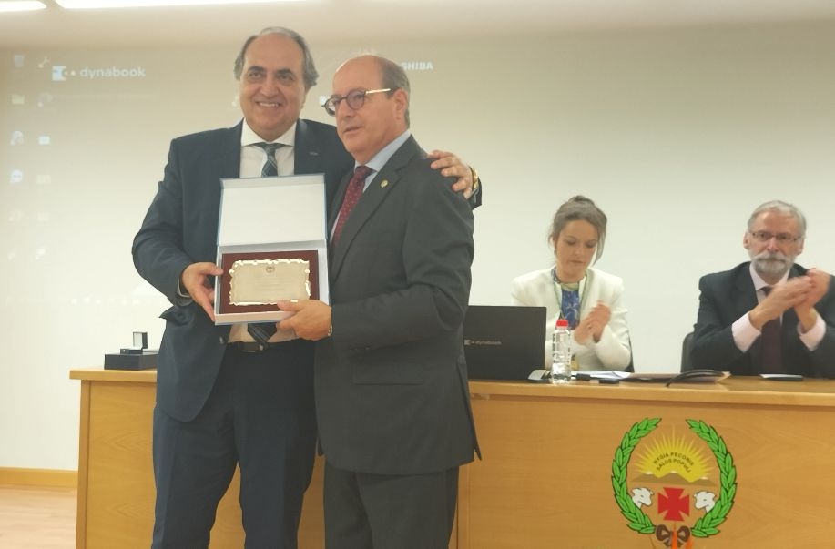 Victorio Lobo recibe el homenaje de sus compañeros tras dos décadas al frente del Colegio de Veterinarios de Zamora