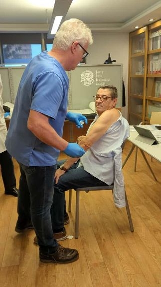 Los presidentes de los colegios sanitarios de Zaragoza protagonizan la tradicional vacunación contra la gripe y el Covid al inicio de la campaña 